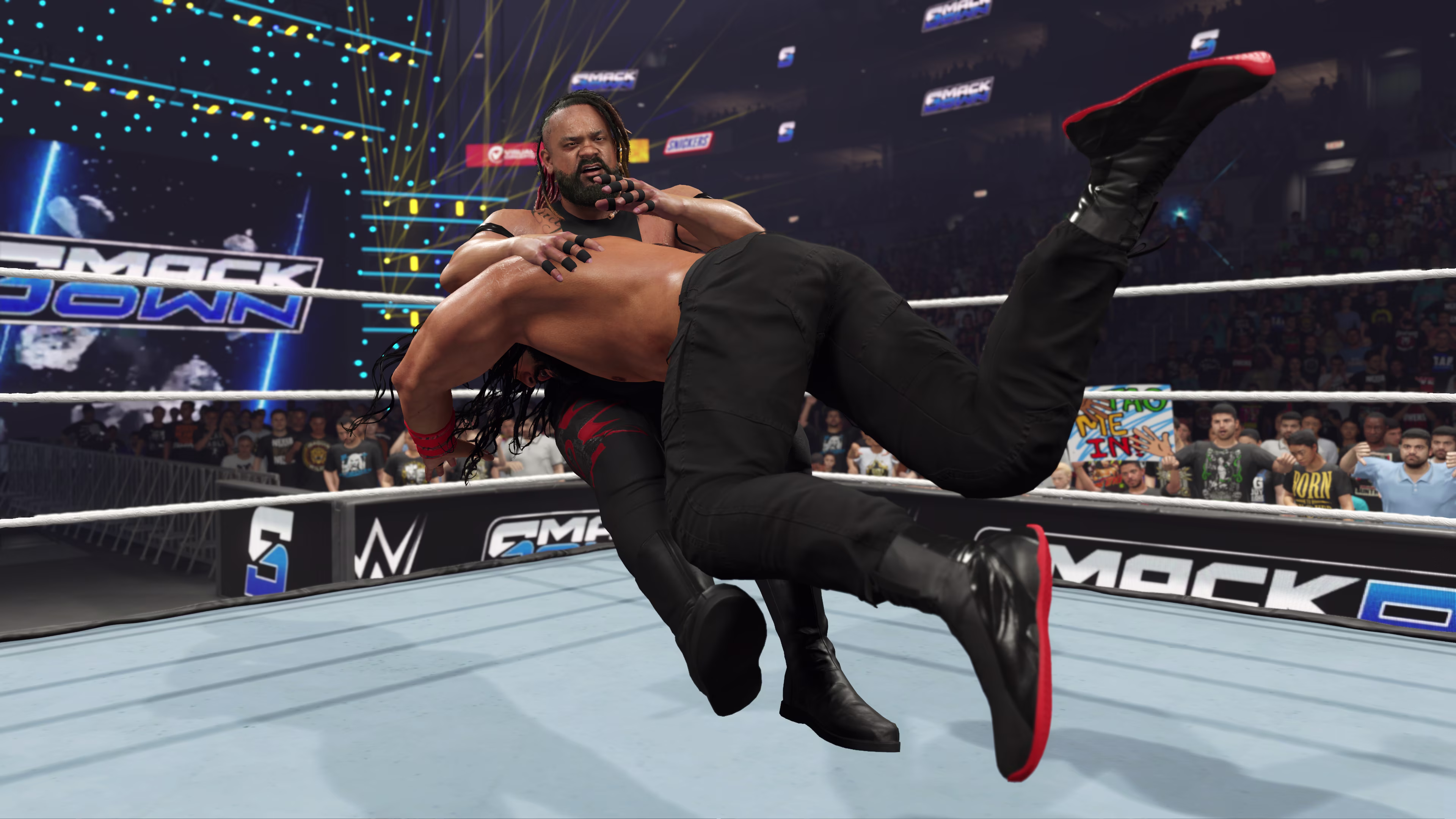 Roman Reigns Spears Jacob Fatu am Freitagabend in WWE 2K25 hinunter